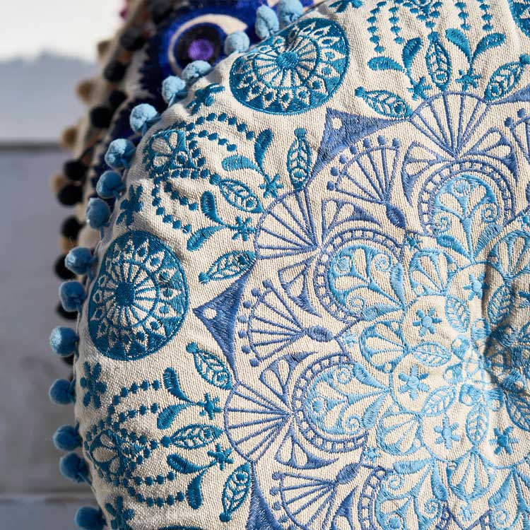 クッション　インドのカシミール刺繍