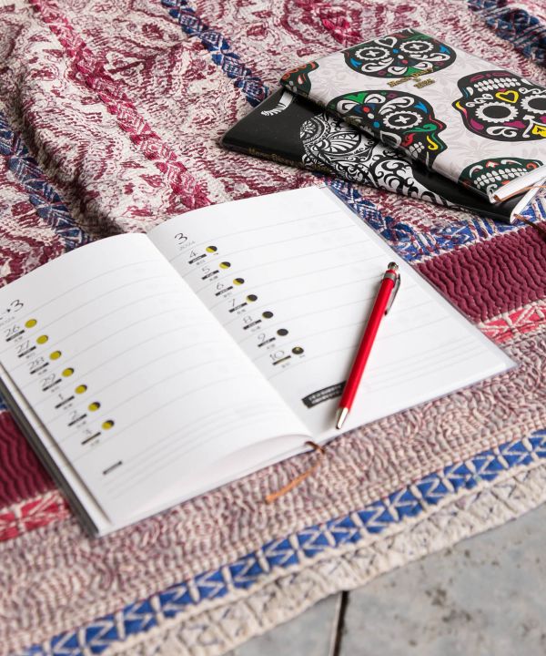 2025年スケジュール帳】ダイアリーA5スリム(YELLOW): 『チャイハネ