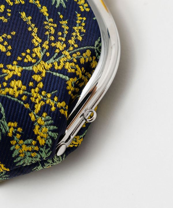 ���a���_���}���`����