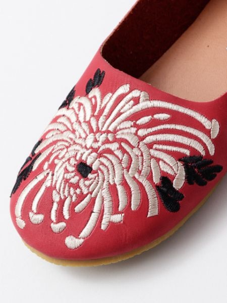 菊刺繍パンプス